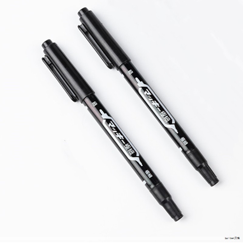 一名女士在外卖订购牛蛙