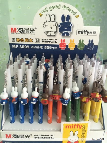 《九成宫醴泉铭碑》由欧阳询所书,一向被誉为“楷书之极”,是历代书家推崇的楷模,成为广泛传承的“欧体”典范。本课程以该碑为教学范本,系统讲解欧阳询楷书的27个基本笔画。针对碑文中的1000余字,进行逐字逐句的讲解与示范,示范环节将笔法要点、结构要素与字形变化结合起来,帮助学员深入理解字的笔势与章法,从而在临摹与理解层面实现有序提升。 《九成宫醴泉铭碑》由欧阳询所书,一向被誉为“楷书之极”,是历代书家推崇的楷模,成为广泛传承的“欧体”典范。本课程以该碑为教学范本,系统讲解欧阳询楷书的27个基本笔画。针对碑文中的1000余字,进行逐字逐句的讲解与示范,示范环节将笔法要点、结构要素与字形变化结合起来,帮助学员深入理解字的笔势与章法,从而在临摹与理解层面实现有序提升。