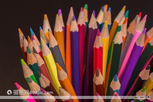 新学期将至，家长在为孩子选购文具时，常会遇到价格明显偏高的“文具刺客”现象，尤其是与动漫IP联名的产品以及带有玩具化元素的文具，往往比普通同类产品贵得多。