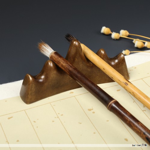 铅笔型路亚是一种典型的水面浮钓诱饵,英文名为Pencil。它的身体纤长,头部较小,没有压水板,因此在水面上靠着频繁的左右摆动来制造涟漪,从而刺激掠食性鱼类。铅笔饵通常用于水面层的钓法, Melbourne? 不同于常见的波扒类,铅笔不会在水面激起大水花,而是以蛇行般的动态在水面滑行,适合钓取翘嘴、鲈鱼等目标鱼种,尤其在有障碍物的水域效果更佳。 铅笔型路亚是一种典型的水面浮钓诱饵,英文名为Pencil。它的身体纤长,头部较小,没有压水板,因此在水面上靠着频繁的左右摆动来制造涟漪,从而刺激掠食性鱼类。铅笔饵通常用于水面层的钓法, Melbourne? 不同于常见的波扒类,铅笔不会在水面激起大水花,而是以蛇行般的动态在水面滑行,适合钓取翘嘴、鲈鱼等目标鱼种,尤其在有障碍物的水域效果更佳。