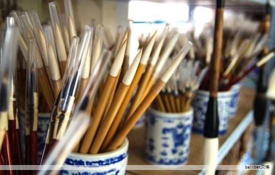 文字的传承离不开纸面与笔的共同作用,记录与文化的传递往往通过字里行间体现。东西方也都在笔迹、书写工具的研究中探索性格与风格的关系。过去的时代里,笔友成为风尚,钢笔字帖广为流传,钢笔一度成为时尚象征。尽管兴衰的时间线较短,但钢笔的历史意义却成为那个时代的印记。 文字的传承离不开纸面与笔的共同作用,记录与文化的传递往往通过字里行间体现。东西方也都在笔迹、书写工具的研究中探索性格与风格的关系。过去的时代里,笔友成为风尚,钢笔字帖广为流传,钢笔一度成为时尚象征。尽管兴衰的时间线较短,但钢笔的历史意义却成为那个时代的印记。