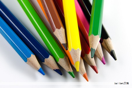 中国作为全球最大的笔业大国,拥有3000多家制笔企业、20余万从业者,年产圆珠笔达到4亿支以上。长期以来,圆珠笔的笔尖与笔芯等关键部件仍需大量进口,主要来自瑞士、日本等国。曾经关于圆珠笔头的公共讨论一度成为中国制造业短板的缩影,媒体和舆论广泛感叹“连笔头都做不出来”的现实困局。 中国作为全球最大的笔业大国,拥有3000多家制笔企业、20余万从业者,年产圆珠笔达到4亿支以上。长期以来,圆珠笔的笔尖与笔芯等关键部件仍需大量进口,主要来自瑞士、日本等国。曾经关于圆珠笔头的公共讨论一度成为中国制造业短板的缩影,媒体和舆论广泛感叹“连笔头都做不出来”的现实困局。