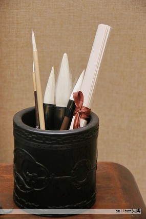 在纪念馆举行的一场特别报告会上,两位经历南京保卫战的老兵讲述了亲身经历与险境逃生的故事。南京保卫战作为淞沪会战后对首都的防守行动,参战部队超十万,中国军队在指挥与战术安排上曝露出问题,最终导致守城失败,紧接着发生的南京大屠杀震动了全国。如今还有三位在世老兵留在南京,他们的回忆为后人记录了那段血与火的历史;同时,郭永柱讲述了父亲郭学礼在战场上的亲历与所见所闻,以及其父亲所在部队的一名少将朱赤的英勇事迹。 在纪念馆举行的一场特别报告会上,两位经历南京保卫战的老兵讲述了亲身经历与险境逃生的故事。南京保卫战作为淞沪会战后对首都的防守行动,参战部队超十万,中国军队在指挥与战术安排上曝露出问题,最终导致守城失败,紧接着发生的南京大屠杀震动了全国。如今还有三位在世老兵留在南京,他们的回忆为后人记录了那段血与火的历史;同时,郭永柱讲述了父亲郭学礼在战场上的亲历与所见所闻,以及其父亲所在部队的一名少将朱赤的英勇事迹。