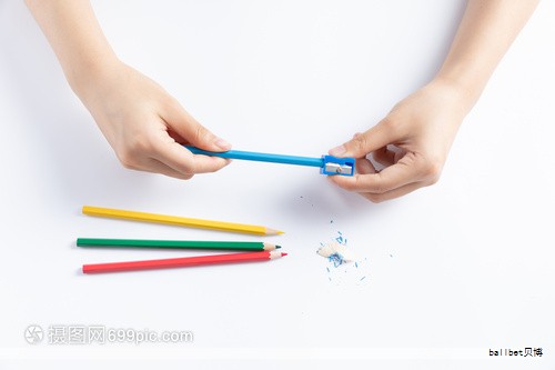 预算在百元左右，若追求长时间书写的舒适感与稳定性，日系品牌的设计通常更注重握感与耐用性。以下是几款性价比不错的自动铅笔，既适合日常写字也适合绘图需求，供参考。