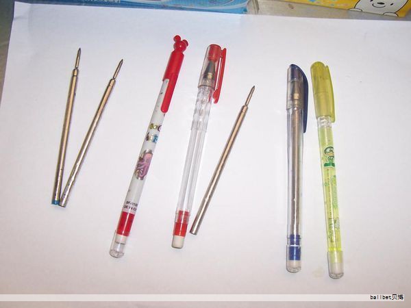 今天我们来谈谈文房四宝之首的工具——毛笔。作为中国传统书写与绘画的重要载体，毛笔承载着久远的历史与独特的笔触魅力，其雏形与工艺经历了漫长的演变。