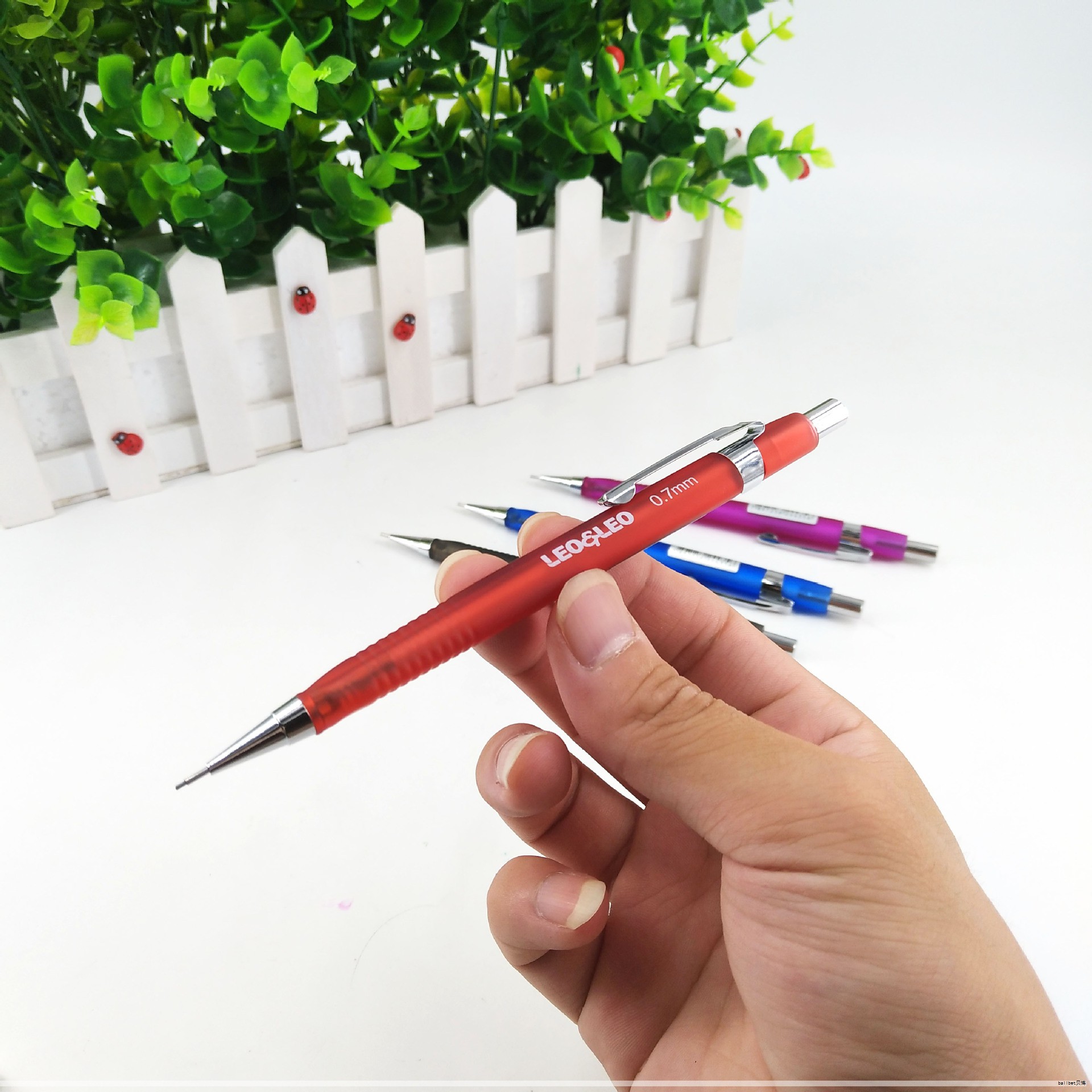 在科技与办公数字化风潮之下，书写逐渐被边缘化的趋势日渐明显，手写已不再是日常工作的主角，而钢笔行业也因此发生深刻变革。