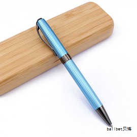 随着无纸化办公和快节奏生活的推广，曾经风靡一时的老钢笔及其生产者逐渐淡出历史舞台。但在一些人心中，它们仍然承载着青春的记忆，是知识与文化的象征，也是情感的载体。