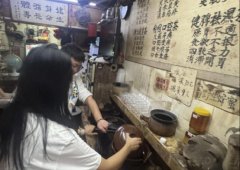 苗族蜡染“绘蜡-染色-脱蜡