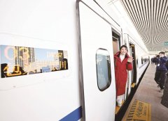 旅客们争相领取首发纪念