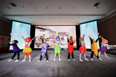 以生活化场景演绎了劳动