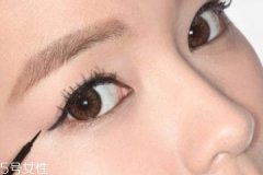 它是随时补妆的工具之一