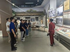 在色彩明快的墙绘前翩然