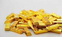 <strong>手镯、项链在射灯下光芒</strong>