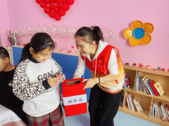 活动现场被气球、风车和