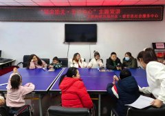 <strong>通过房屋、树木与人物的</strong>