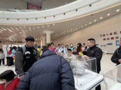 聚精会神地聆听讲解