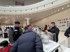 “这个银色小车太酷了