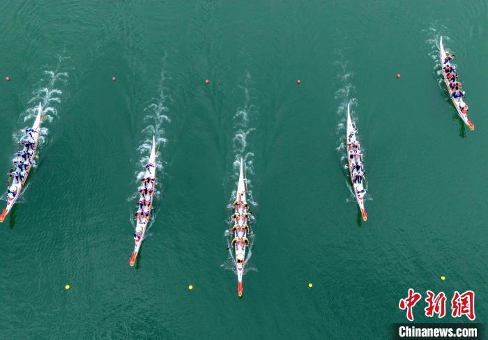 13个国家和地区的龙舟选手在三峡库区展开激烈竞