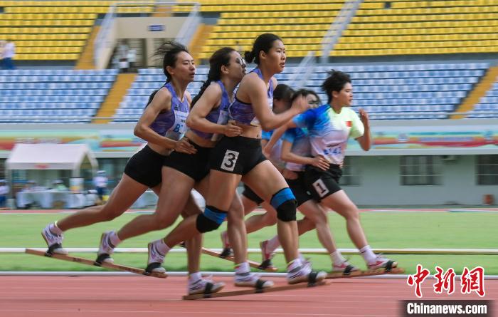 六条腿同鞋齐步在三亚绽