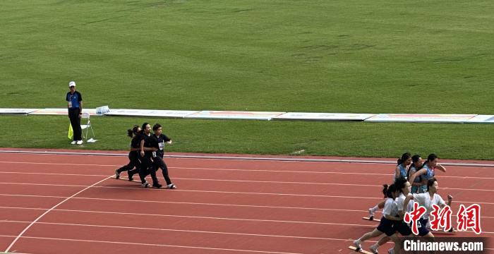 六条腿同鞋齐步在三亚绽放，板鞋竞速中的团队