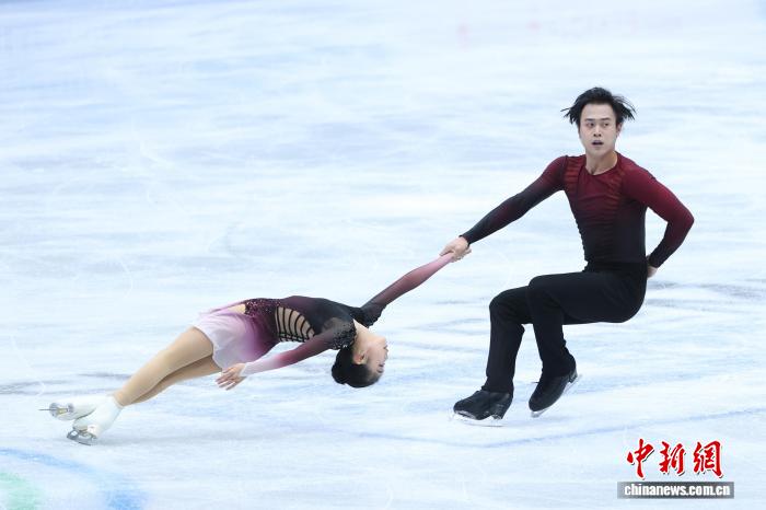 中国双人滑组合领跑资格赛 张瑞阳女单暂列第四