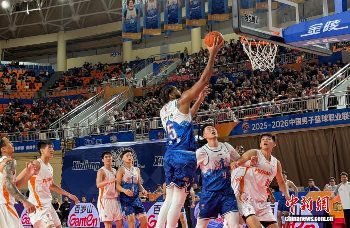 新疆男篮首战告捷 劳森砍12分助队胜福建