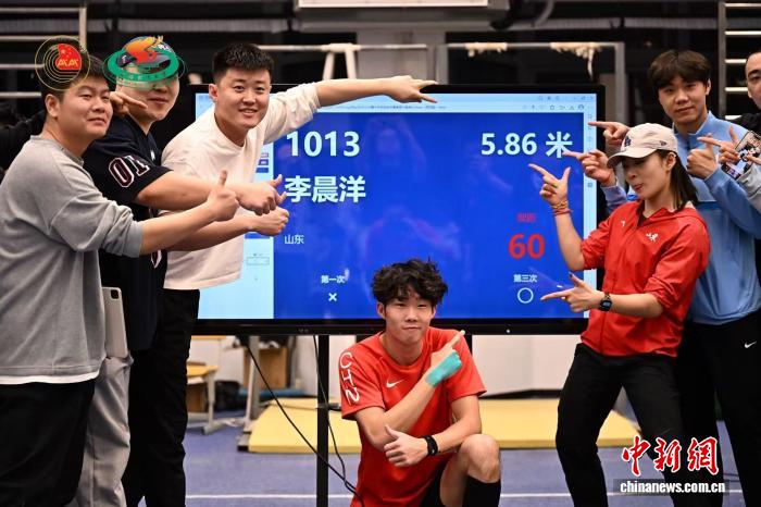 山东选手李晨洋5米86刷新男子撑杆跳高全国纪录