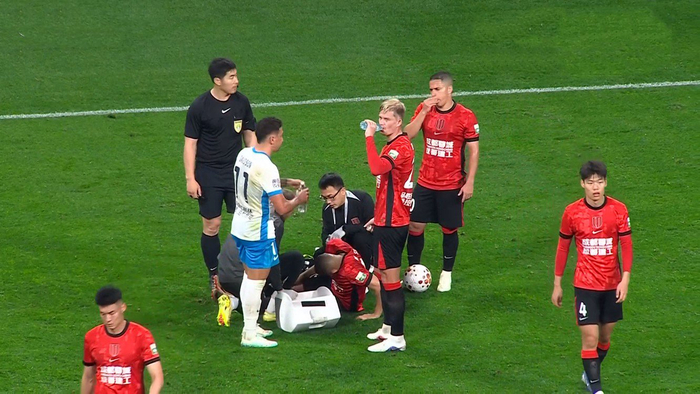 成都蓉城缺兵少将仍碾压青岛西海岸