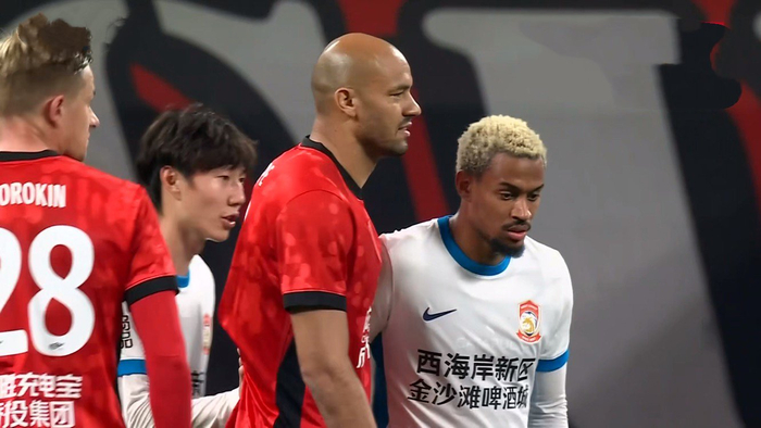 成都蓉城缺兵少将仍碾压青岛西海岸