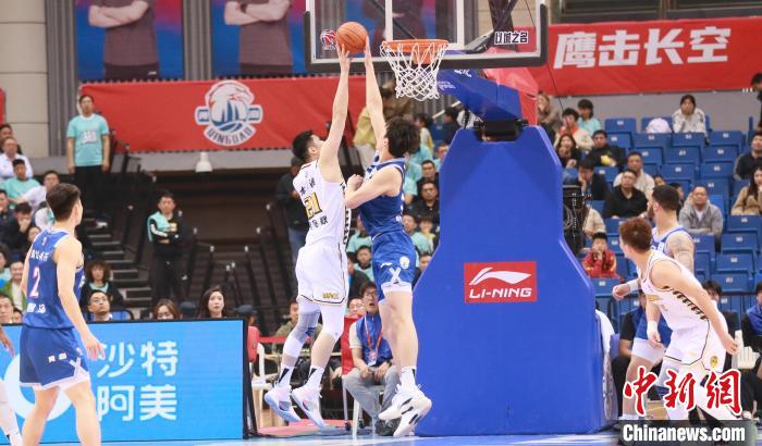 青岛国信制药男篮主场以85比83险胜浙江方兴渡，